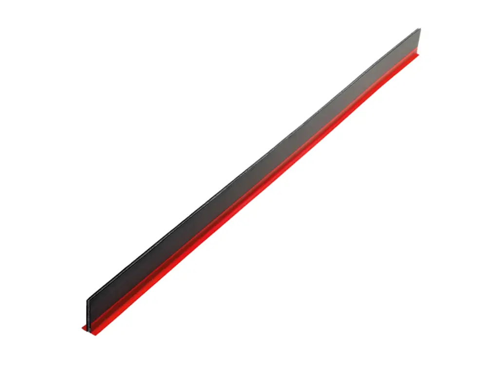 Langes, schmaler Bewegungsfugenprofil der Marke TECE mit einer selbstklebenden Unterseite, in einem einfachen Design mit schwarzer und roter Farbgebung.